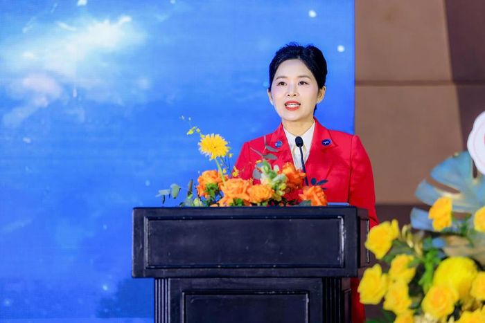 Bà Lê Thị Dung, Chủ tịch CLB CEO 1983, phát biểu tại lễ kỷ niệm 4 năm thành lập câu lạc bộ.