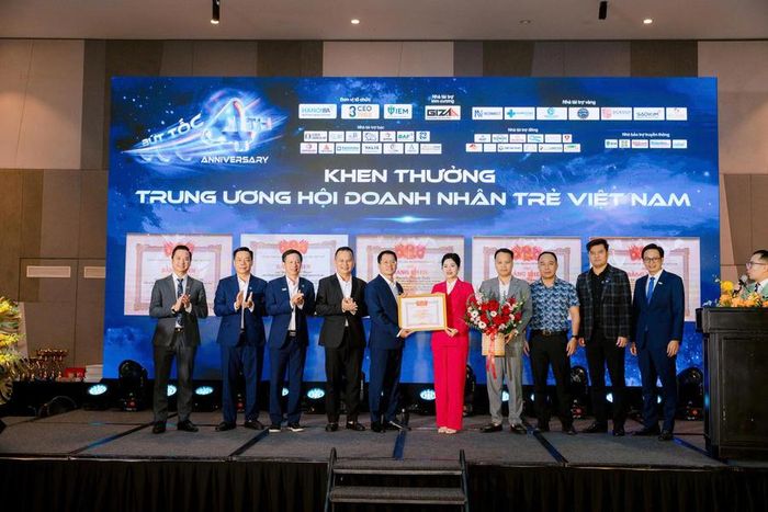 CLB CEO 1983 đón nhận Bằng khen của Ủy ban Trung ương Hội Doanh nhân trẻ Việt Nam.