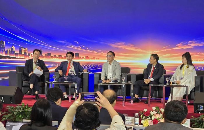 Các đại biểu trao đổi về giải pháp hoàn thiện thể chế, khơi thông nguồn lực và tạo môi trường thuận lợi cho doanh nghiệp phát triển.