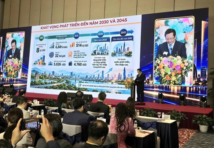 Ông Nguyễn Đức Hiển - Phó Trưởng Ban Chính sách, Chiến lược Trung ương, trình bày tham luận về định hướng phát triển kinh tế Việt Nam trong kỷ nguyên mới.