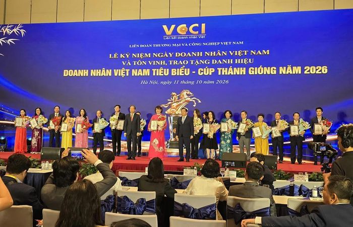 Đại diện các doanh nghiệp được vinh danh tại diễn đàn “Doanh nhân tiên phong - Chính phủ kiến tạo trong kỷ nguyên mới”.