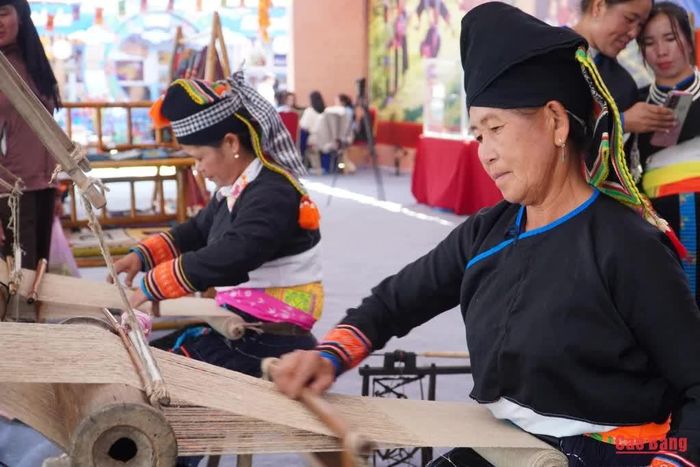 Các nghệ nhân trình diễn nghề dệt lanh truyền thống.