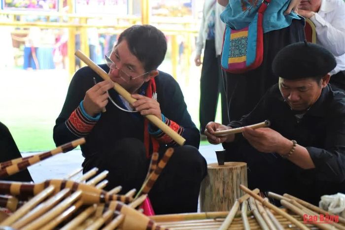 Các công đoạn làm khèn Mông được giới thiệu trực quan, giúp người xem hiểu rõ hơn về kỹ thuật chế tác, sự tỉ mỉ và nét độc đáo trong nghề làm nhạc cụ truyền thống.