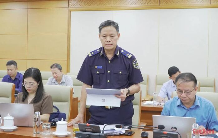 Lãnh đạo Chi cục Hải quan khu vực XVI phân tích tình hình xuất nhập khẩu trên địa bàn tỉnh.