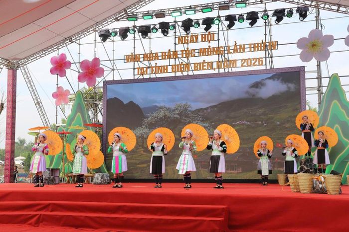 Qua tiếng khèn, điệu múa và trang phục truyền thống, những giá trị văn hóa Mông tiếp tục được lan tỏa trong đời sống.