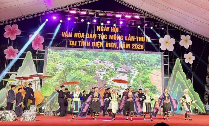 Đoàn nghệ nhân Cao Bằng trình diễn trang phục dân tộc Mông.
