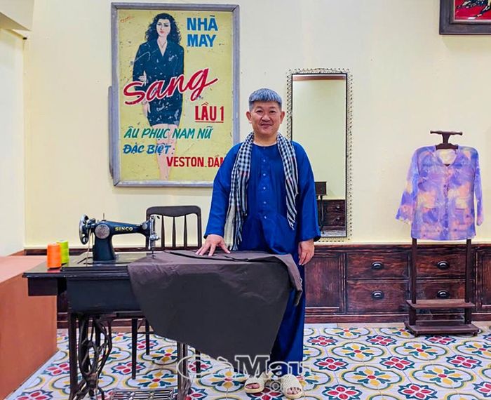 Kỷ lục gia Huỳnh Minh Hiệp trong buổi triển lãm áo bà ba do anh phối hợp với Bảo tàng Phụ nữ Nam Bộ thực hiện.