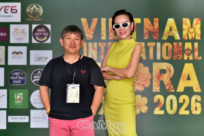 Kỷ lục gia Huỳnh Minh Hiệp và diễn viên, người mẫu Dương Yến Ngọc trong buổi triển lãm của anh.