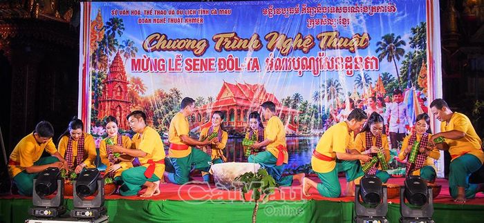 Phong tục gói bánh ngày lễ truyền thống được tái hiện sinh động qua hình thức sân khấu hoá, lan toả nét đẹp văn hoá của đồng bào Khmer.
