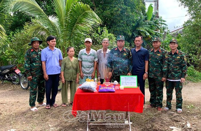 Trung tá Lê Quang Thái, Đội trưởng Đội tìm kiếm, quy tập hài cốt liệt sĩ (lâm thời) Bộ Chỉ huy Quân sự tỉnh Cà Mau (thứ tư từ phải sang) và các thành viên Đội cùng người dân địa phương thắp hương tri ân các liệt sĩ.