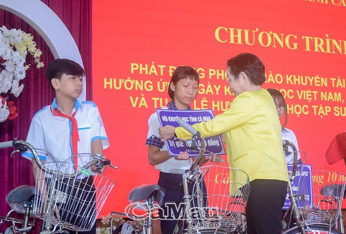 PGS.TS Trương Thị Hiền, Phó Chủ tịch Hội Khuyến học Việt Nam, trao học bổng và xe đạp cho học sinh hiếu học, vượt khó.