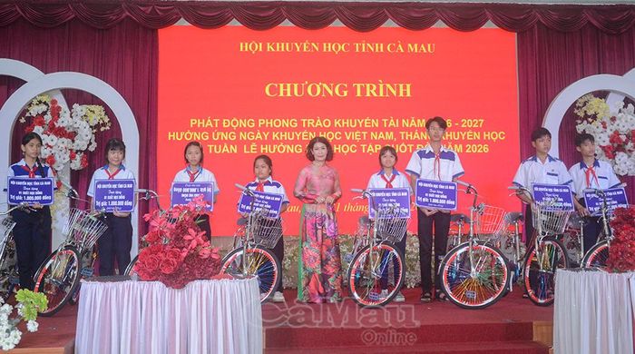  Bà Lê Thị Sen, Uỷ viên Thường vụ Liên đoàn Xe đạp - Mô tô Thể thao Việt Nam, Trưởng ban Xe đạp phong trào Việt Nam, Uỷ viên Thường vụ Liên đoàn Xe thể thao Thành phố Hồ Chí Minh, trao xe đạp và học bổng cho học sinh vượt khó học giỏi.