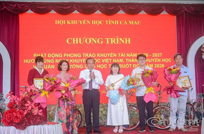 Phó Chủ tịch UBND tỉnh Nguyễn Minh Luân trao Bằng khen của Chủ tịch UBND tỉnh cho 5 cá nhân có thành tích tiêu biểu trong vận động, ủng hộ quỹ và xã hội hoá giáo dục trên địa bàn tỉnh năm 2026.
