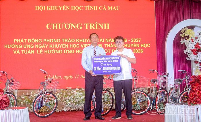  Chủ tịch Hội Khuyến học tỉnh Trần Hồng Quân tiếp nhận bảng tượng trưng số tiền 1 tỷ đồng từ ông Nguyễn Phúc Nguyên, nhà tại trợ tại Thành phố Hồ Chí Minh, chung tay cùng Hội Khuyến học tỉnh hỗ trợ học sinh, sinh viên vượt khó học giỏi.