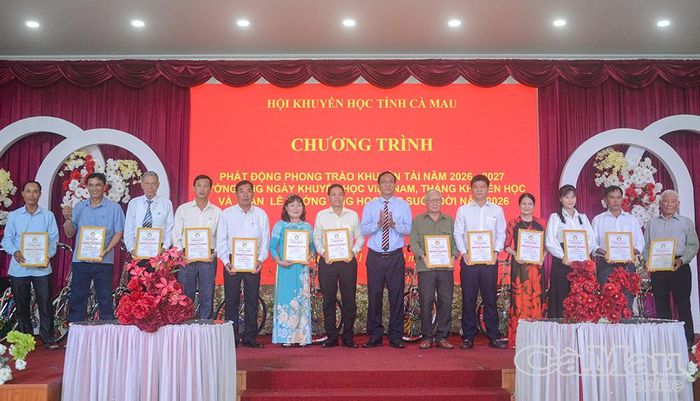 Chủ tịch Hội Khuyến học tỉnh Trần Hồng Quân trao tuyên dương cho các cá nhân tiêu biểu đạt danh hiệu “Người lớn học tập”, “Học tập suốt đời” trên địa bàn tỉnh Cà Mau năm 2026.