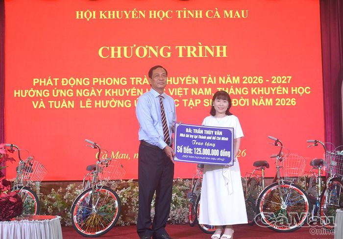 Nhiều tổ chức, cá nhân trao tặng kinh phí hỗ trợ công tác khuyến học, khuyến tài của tỉnh Cà Mau.
