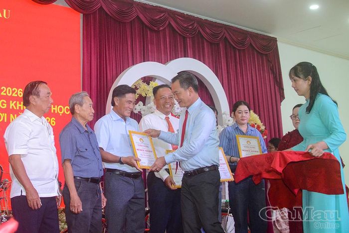 Phó Chủ tịch Uỷ ban MTTQ Việt Nam tỉnh Cà Mau, Chủ tịch Hội Chữ thập đỏ tỉnh Nguyễn Văn Khởi trao tuyên dương cho các cá nhân tiêu biểu đạt danh hiệu “Người lớn học tập”, “Học tập suốt đời” năm 2026.