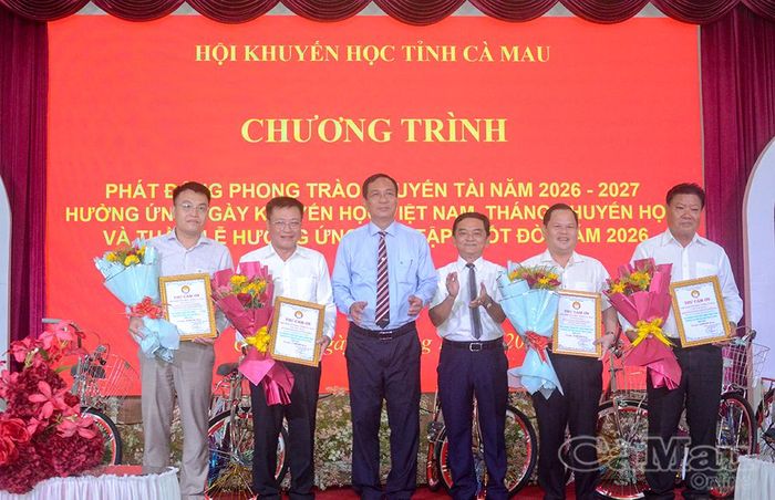 Chủ tịch Hội Khuyến học tỉnh Trần Hồng Quân và Phó Chủ tịch Hội Khuyến học tỉnh Nguyễn Bá Long trao thư cảm ơn và hoa tặng các đơn vị: Quỹ Khuyến học Võ Văn Kiệt, Trung tâm Phát triển quỹ đất tỉnh Cà Mau, Bệnh viện Hoàn Mỹ Minh Hải và Ngân hàng TMCP Kiên Long - Chi nhánh Cà Mau đã đồng hành, tài trợ cho chương trình.
