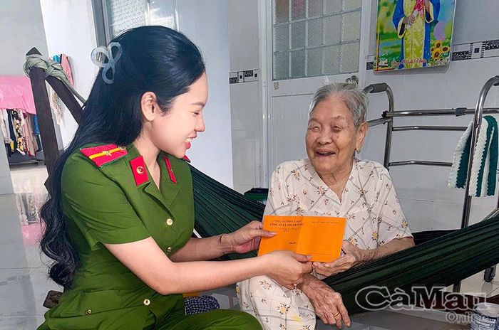 Thiếu uý Nguyễn Hồng Ân trao quà phụng dưỡng cho Mẹ Việt Nam Anh hùng Nguyễn Thị Bảo.