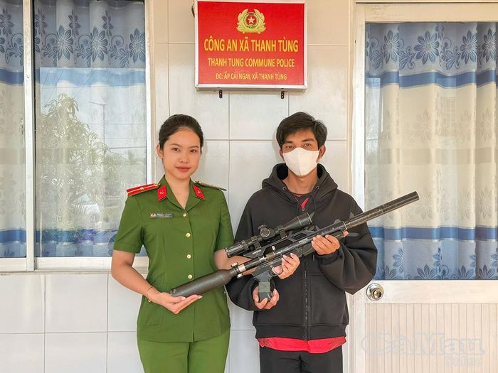 Thiếu uý Nguyễn Hồng Ân tiếp nhận vũ khí, công cụ hỗ trợ do công dân trên địa bàn xã tự nguyện giao nộp.