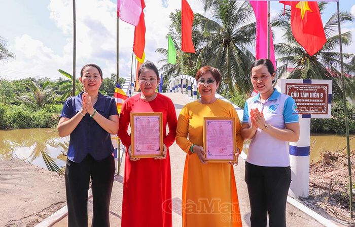 Bà Phạm Thị Thu Hương, Phó Chủ tịch Uỷ ban MTTQ phường, Chủ tịch Hội Liên hiệp Phụ nữ phường (bìa phải) và bà Trịnh Tuyết Ngọc, Phó Chủ tịch Uỷ ban MTTQ phường, Chủ tịch Công đoàn phường An Xuyên, trao thư cảm ơn các nhà tài trợ xây dựng cầu.