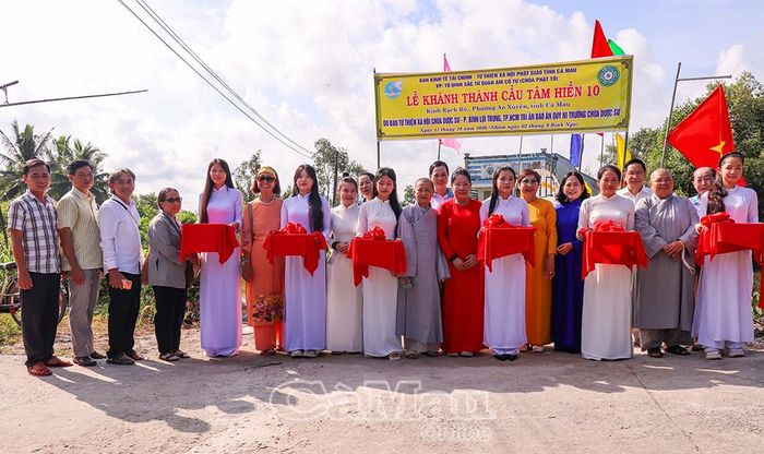 Các đại biểu thực hiện nghi thức khánh thành cầu Tâm Hiền 9 và 