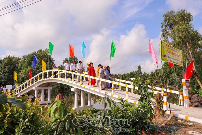 Cầu mới hoàn thành, đưa vào sử dụng giúp người dân đi lại và vận chuyển hàng hoá thuận tiện hơn.
