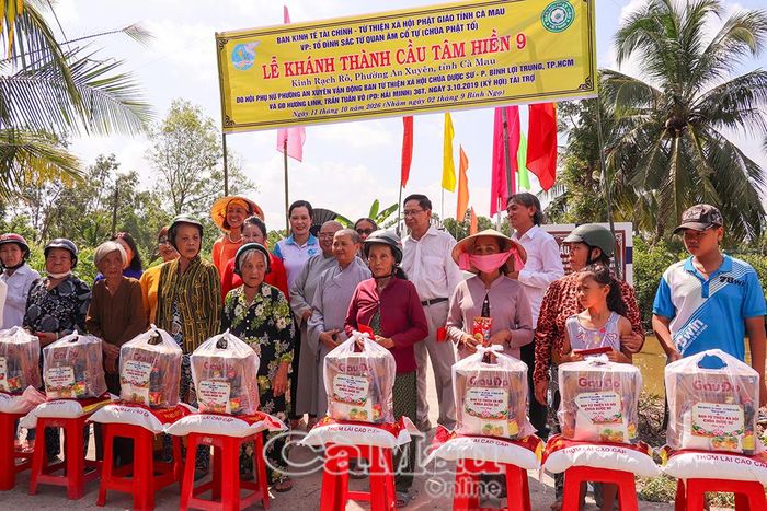 Dịp này, Ban tổ chức trao 50 suất quà tặng hộ nghèo, hộ có hoàn cảnh khó khăn trên địa bàn.
