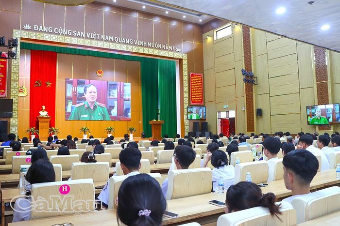 Các đại biểu xem phim tư liệu tuyên truyền về phòng, chống mua bán người do Bộ Công an và Công an tỉnh Cà Mau thực hiện.