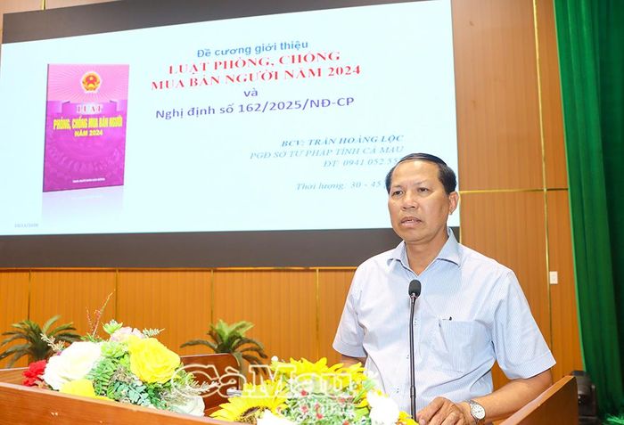 Phó Giám đốc Sở Tư pháp tỉnh Cà Mau Trần Hoàng Lộc giới thiệu những nội dung trọng tâm của Luật Phòng, chống mua bán người năm 2024.