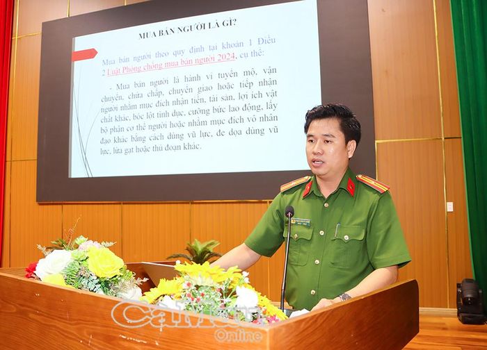 Thiếu tá Phạm Văn Út Chính, Phòng Cảnh sát hình sự (Công an tỉnh Cà Mau). trình bày chuyên đề tại hội nghị.