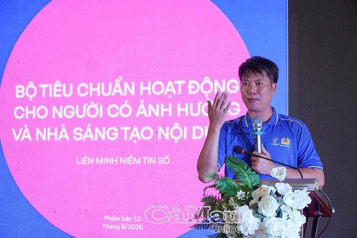 Thượng tá Nguyễn Văn Đương, Phó Trưởng phòng An ninh mạng (Công an tỉnh Cà Mau), trao đổi về Bộ tiêu chuẩn hoạt động của KOL và các nhà sáng tạo nội dung số.
