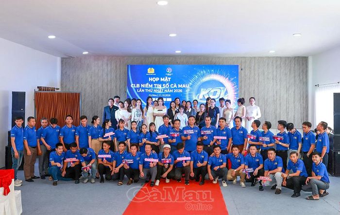 Các đại biểu và thành viên CLB Niềm tin số chụp ảnh lưu niệm tại buổi họp mặt.