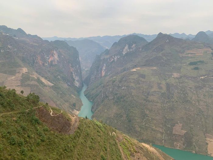 Dòng Nho Quế uốn lượn dưới chân đèo Mã Pí Lèng, khung cảnh thu hút du khách tìm đến Đồng Văn. Ảnh: Thăng Long