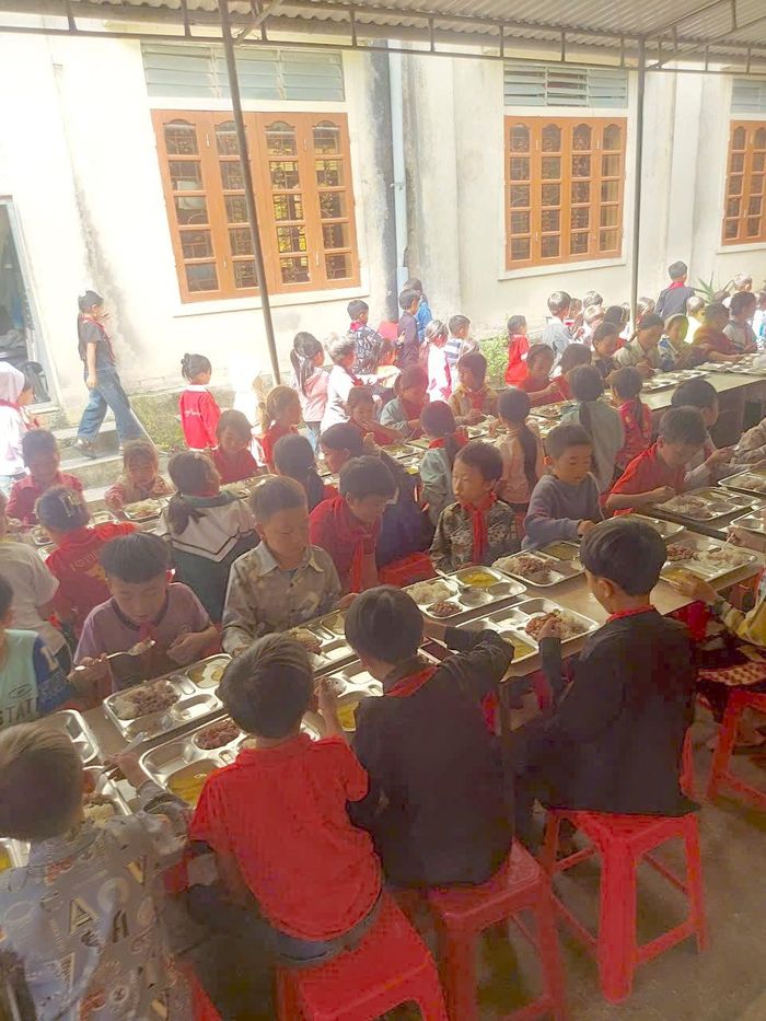 Bữa ăn bán trú của học sinh điểm trường Đoọc Mạy - xã Na Loi (tỉnh Nghệ An). Ảnh: Thanh Hải