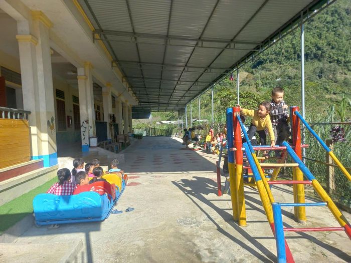 Học sinh vui chơi và vận động tại điểm trường Đoọc Mạy - xã Na Loi (tỉnh Nghệ An). Ảnh: Thanh Hải