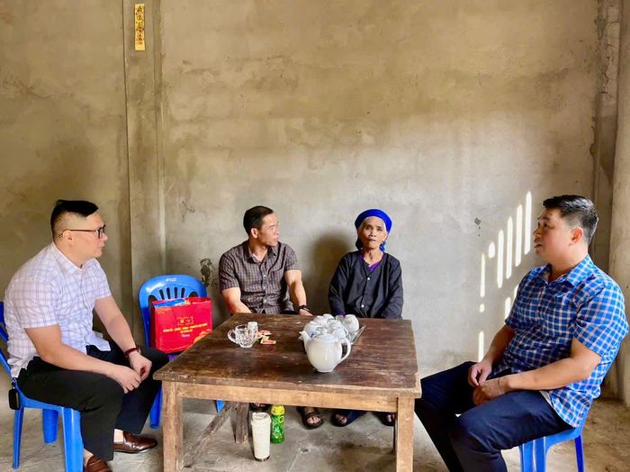 Cán bộ địa phương thăm hỏi, trao đổi và nắm bắt đời sống của người cao tuổi tại cơ sở. Ảnh: Trần Giáp