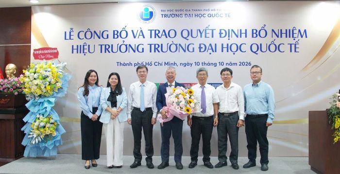Những bó hoa tươi thắm và tình cảm được gửi tới bó hoa tươi thắm gửi đến TS. Nguyễn Quốc Chính - tân Hiệu trưởng Trường ĐH Quốc tế