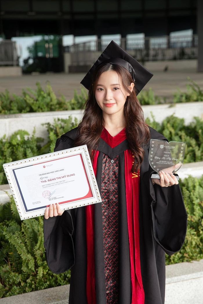 Ngoài ra, Midu còn là có công việc là giảng viên trường Đại học.