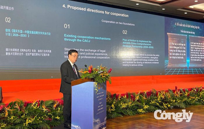 Ông Lê Mạnh Hùng, Phó Vụ trưởng Vụ Hợp tác quốc tế, TANDTC trình bày bài tham luận về tăng cường hợp tác tư pháp ASEAN - Trung Quốc trong kỷ nguyên số.