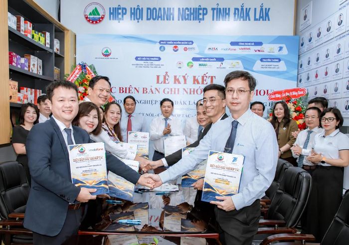 Hiệp hội Doanh nghiệp tỉnh ký kết biên bản ghi nhớ hợp tác với các đối tác về công nghệ số. Ảnh: baodaklak.vn