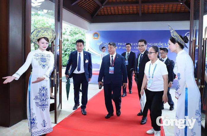 Đại biểu Tòa án các nước tới dự diễn đàn.