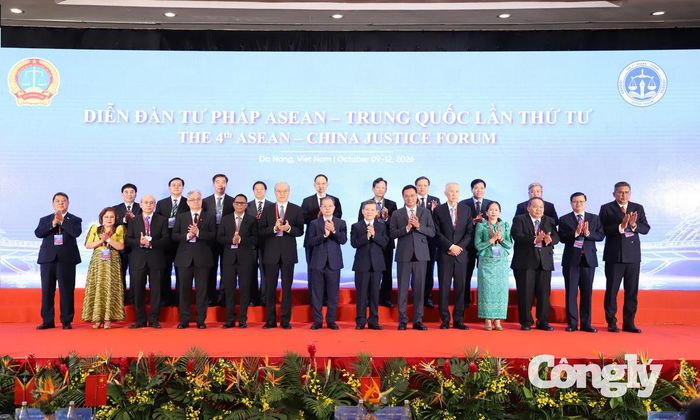 Các đại biểu chụp ảnh lưu niệm tại Diễn đàn Tư pháp ASEAN - Trung Quốc lần thứ tư.
