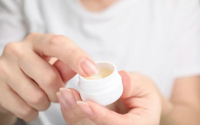 Đừng quên chăm sóc da mặt và môi để tránh tình trạng khô căng