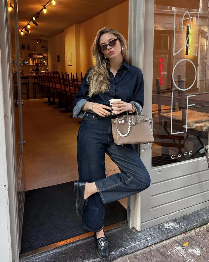 Denim-on-denim lại là lựa chọn thú vị nếu muốn tạo vẻ ngoài cá tính và có chút hoài cổ