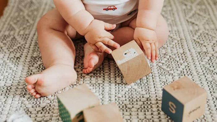 Cha mẹ nên ưu tiên đồ chơi an toàn, phù hợp với độ tuổi và khả năng tương tác của trẻ