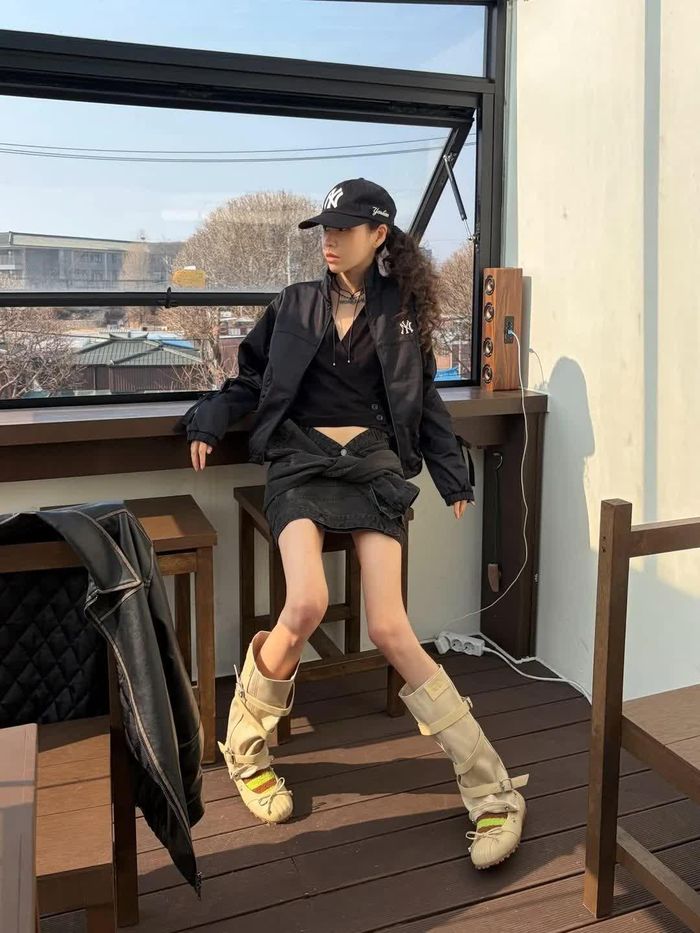 Ballet boots kết hợp nét mảnh mai của giày búp bê với phần cổ bốt ôm sát