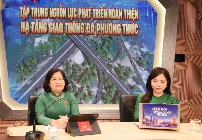 Phó Chủ tịch HĐND TPHCM Nguyễn Trường Nhật Phượng (trái) điều hành chương trình