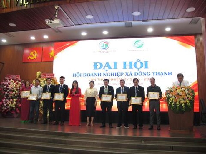 Lãnh đạo xã Đông Thạnh tặng giấy khen cho các hội viên Hội Doanh nghiệp xã Đông Thạnh khóa I, nhiệm kỳ 2026 - 2031