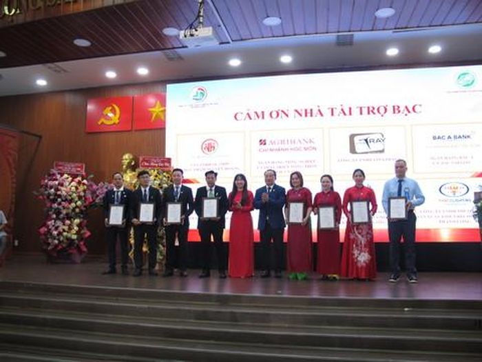 Lãnh đạo xã Đông Thạnh tặng giấy khen cho các hội viên Hội Doanh nghiệp xã Đông Thạnh khóa I, nhiệm kỳ 2026 - 2031